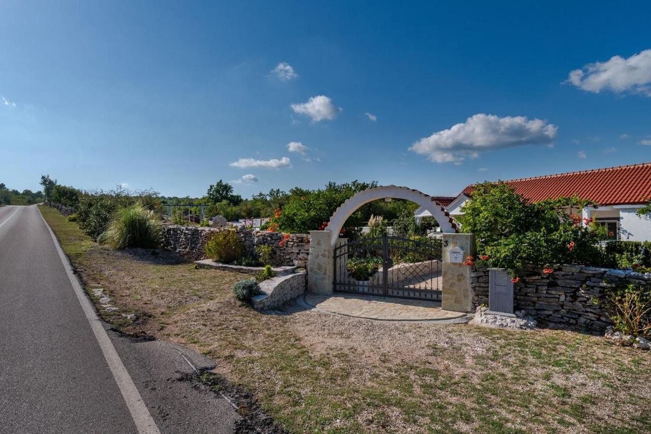 Villa House Camellia With Fenced Pool And Playground Blizna Donja Exterior foto